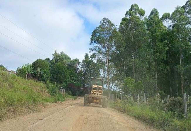 Secretaria de Serviços Públicos faz nivelamento da Estrada do Bairro do Pinhal