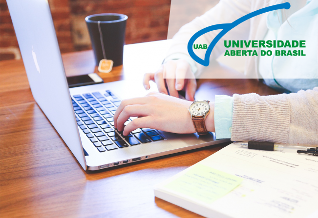 UAB oferece curso a distância gratuito de Especialização 