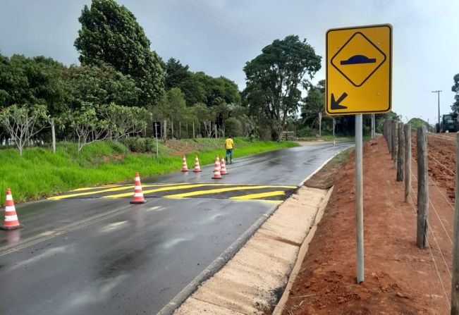Secretaria de Trânsito instala nova lombada no acesso ao Distrito da Varginha