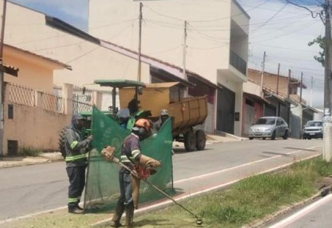 Prefeitura de Itapetininga realiza roçada e limpeza no Jardim Fogaça em ação de manutenção e prevenção