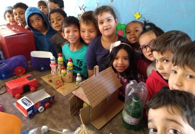 Exposição de brinquedos feitos de reciclagem na EMEIF Profª Iracema Augusta Ribeiro Teixeira, Estância 4 Irmãos