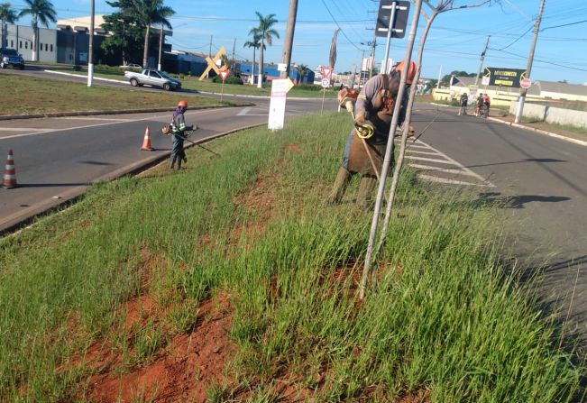 Secretaria de Serviços Públicos de Itapetininga realiza recuperação de vias, corte de mato e limpeza em diversos locais da cidade