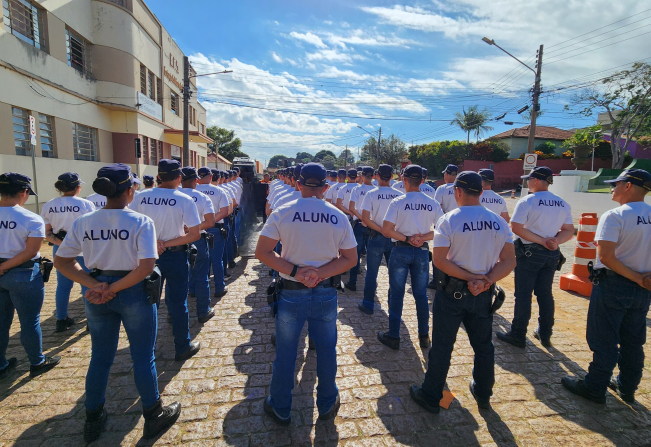 Alunos da GCM e Guarda Aprendiz de Itapetininga ajudam no carregamento de doações para Novo Hamburgo/RS