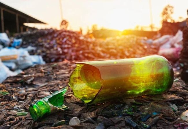 Vidro e materiais cortantes devem ser jogados de maneira correta