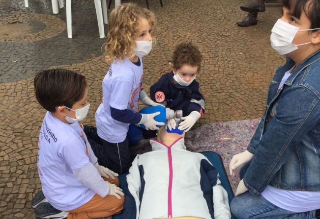 Projeto Samuzinho mobiliza crianças em ação durante feira-livre