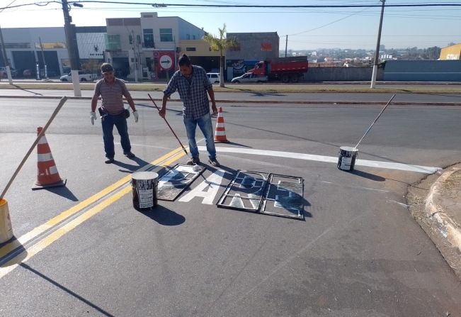 Secretaria Municipal de Trânsito de Itapetininga realiza pintura de sinalização na Vila Carolina e troca de placas na região central