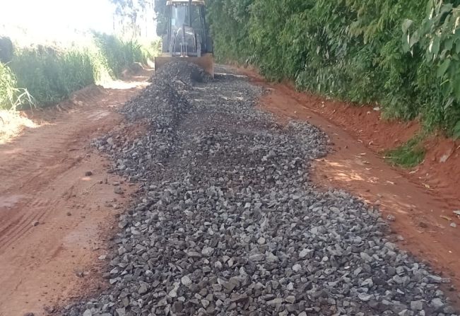 Prefeitura de Itapetininga realiza manutenção da Estrada Municipal Francisco Elias Gatto, no bairro Campo Grande