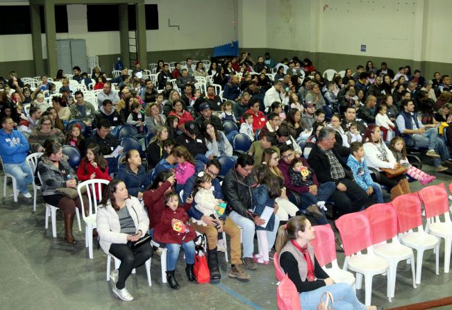 Alunos da EMEI “Profª Angelina Turelli Vieira” fazem homenagem aos pais