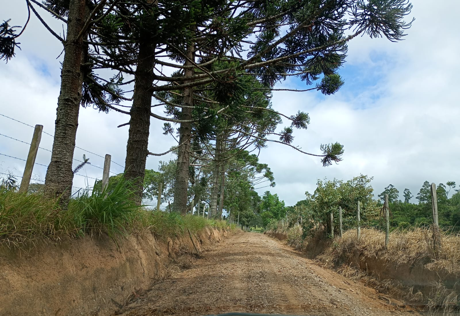 Prefeitura de Itapetininga realiza nivelamento da Estrada do Bairro do Pinhal