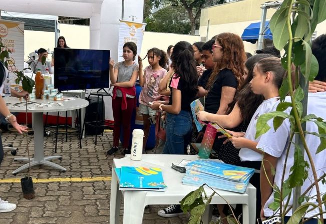 Secretaria de Meio Ambiente distribui 150 mudas durante a 8ª Feira da Saúde do AME