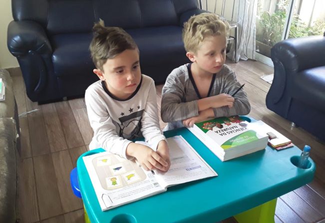 Alunos da Rede Municipal de Ensino acompanham aulas de casa pelo programa “Minha Escola na TV”