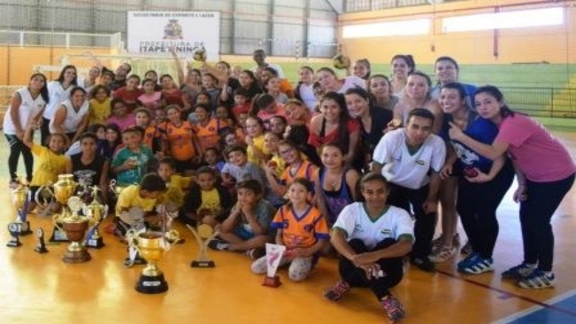 Encontro de Handebol Feminino reuniu escolas da região