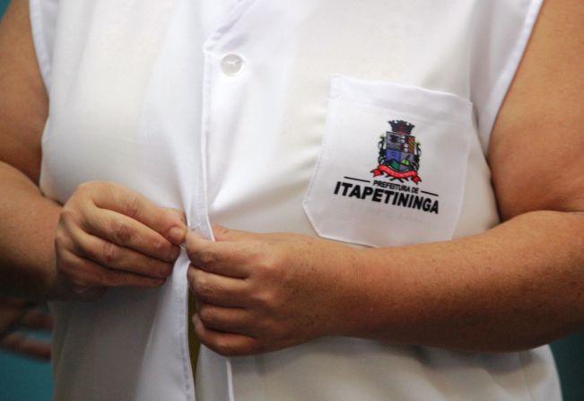 Jalecos padronizados começam a ser entregues aos funcionários que realizam atendimento ao público 