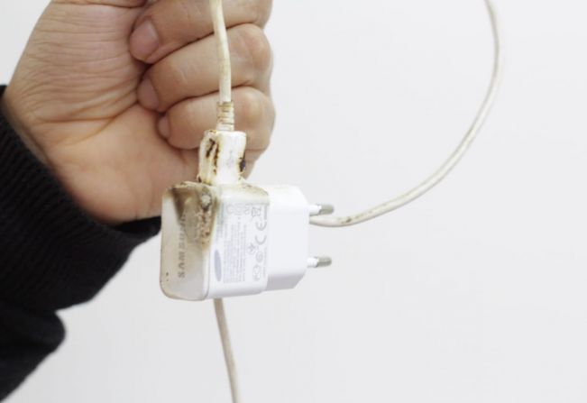 Explosão de carregador de tablet deixa parte de hotel no escuro