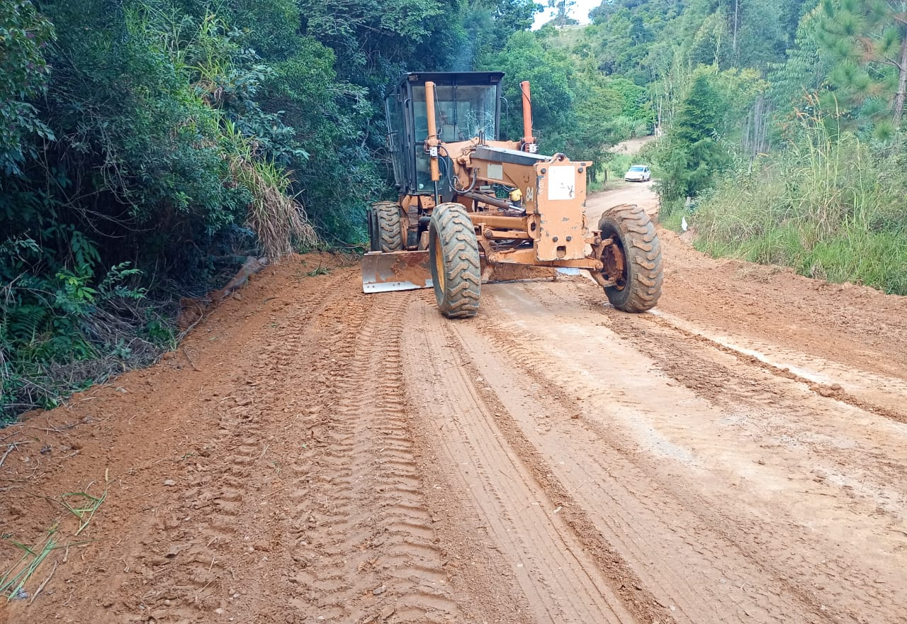 Secretaria de Serviços Públicos de Itapetininga realiza nivelamento de estrada no bairro Areião