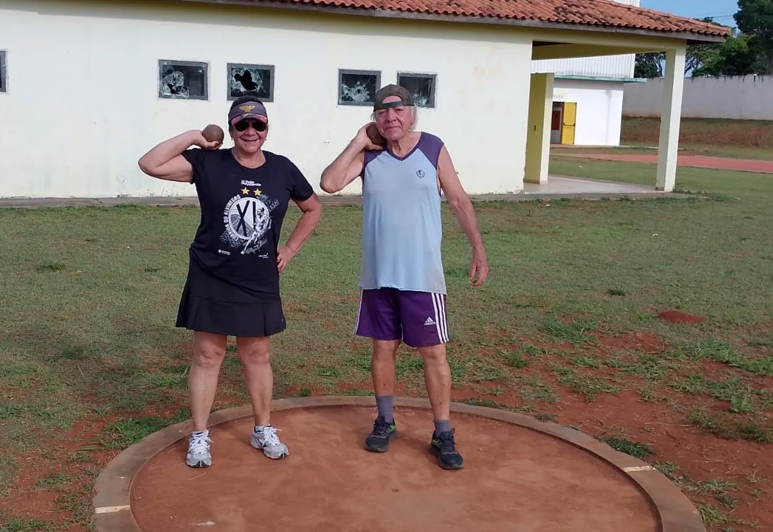 Dupla de atletas do Master 55+ se destaca no Arremesso de Peso na Pista de Atletismo da  Estação Cidadania em Itapetininga